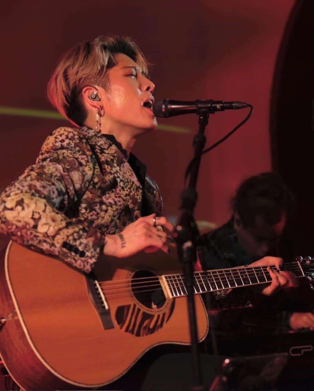 雅-MIYAVI-さんのインスタグラム写真 - (雅-MIYAVI-Instagram)「Acoustic set at The Macallan Tokyo night.  Such a privilege to learn so deeply about the history and the craftsmanship of The Macallan.   Performed “Guard You” the track I wrote 12 years ago in 2011 when the devastating earthquake and Tsunami hit Japan. So many memories come flooding back to me…  Miss you all.   ザ・マッカラン in 東京にて、久しぶりのアコースティックセットでした。  １２、１５、１８年と、どんどん深く、沁み渡るように広がっていくテイストとその世界に改めて魅了されました。  １２、１５、１８年にまつわる楽曲を、ということだったので、１２年前の２０１１年、東日本大震災のあとに作った楽曲”Guard You“ を披露させていただきました。  演奏していて、当時の色んな思いが蘇りました。  ここのところずっと制作や撮影ばかりなので、早くまたライヴでみんなに会いたいです。」4月20日 21時22分 - miyavi_ishihara