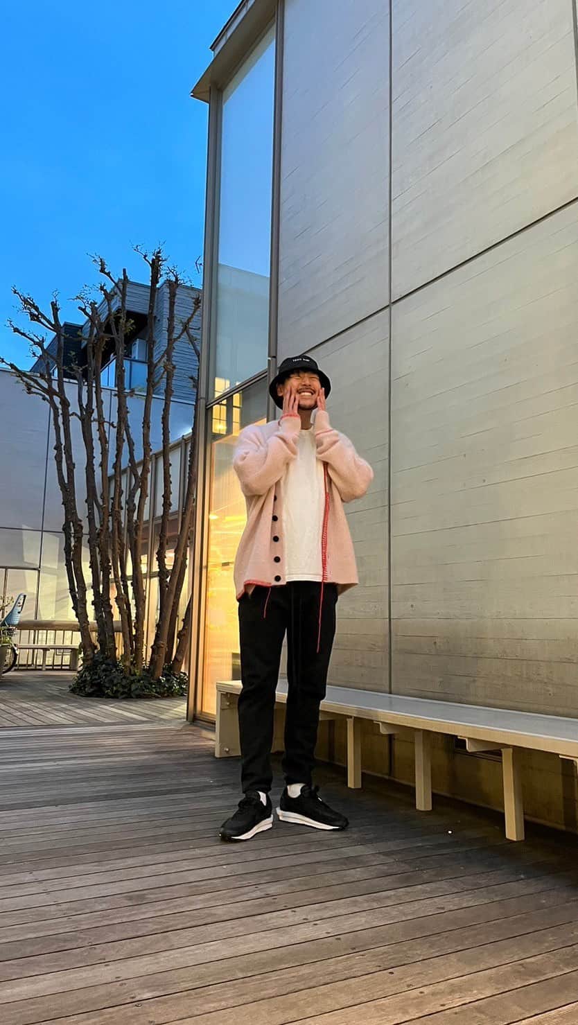 長谷川惠一のインスタグラム：「私服🤵🏻‍♂️  jacket : @ouat_tokyo  tops : @uniqlo_jp  pants : @essentials  hat : @tastyblue_official  shoes : @nike @sacaiofficial   このピンク可愛い💓  夏以外はスウェットが基本スタイル🏋🏻」