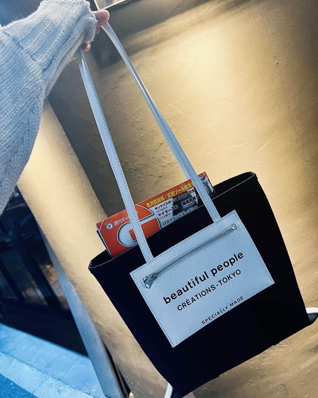 神部美咲のインスタグラム：「最近の愛用バッグ👜  ノートとか持ち歩くから スーパー便利😎」