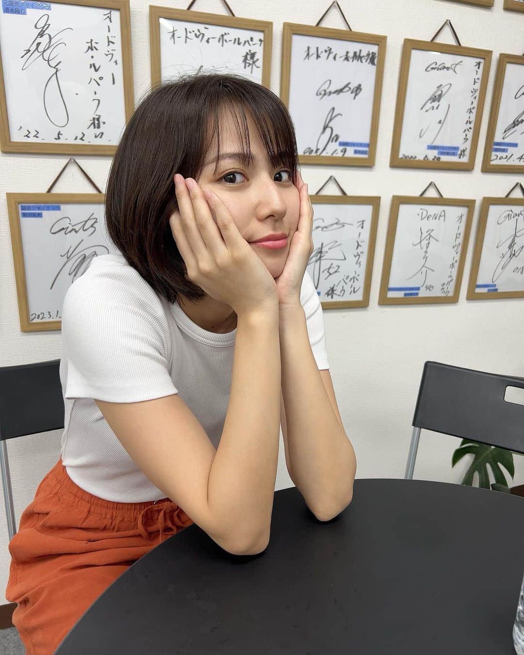 のインスタグラム：「・  笑顔三段活用。  ・ 笑う、笑った、笑われる。  ・ #笑顔のループ  #笑顔が一番  #野球女子   ps. 明日は、Canme福岡天神店でRKB『コモンセンス』の公開収録でございます🤭  楽しみやーーー♡ ぜひ来てくださいね🥰」