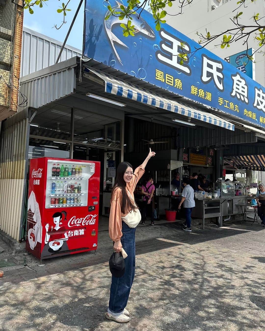 中神円さんのインスタグラム写真 - (中神円Instagram)「🇹🇼台南  你們吃過虱目魚嗎？ 虱目魚是台南的名魚 虱目魚湯太好吃了、我現在就想吃 但是、這種魚在日本不賣  虱目魚（サバヒー）を食べたことがありますか？ 台南で有名な魚です。 サバヒーのスープはとても美味しくて、今まさに食べたい…けれど、日本ではサバヒーが売られているのを見たことがありません。  台南へ行ったらぜひ食べてみて！  #虱目魚 #台南 #台南美食 #台南食記 #王氏魚皮」4月20日 21時18分 - 1yen2yen3yen