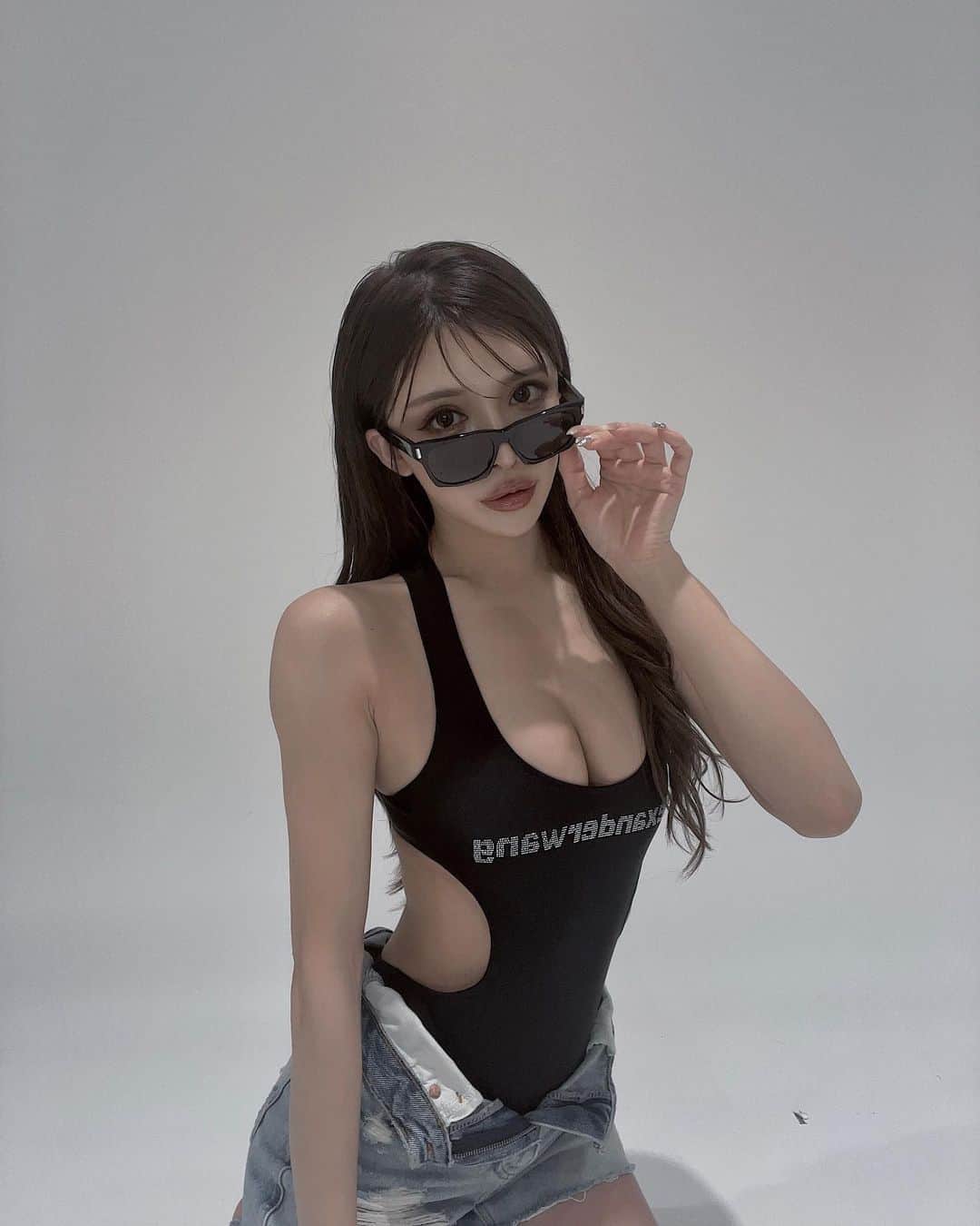 小原優花のインスタグラム：「今年の7月に韓国の夏を代表する大型音楽フェス「WATERBOMB」が日本に初上陸します！！🥹❤️❤️  東京・大阪・名古屋で開催✨ 私も今回ご招待いただき参戦予定です！🫶🏻 夏フェスめっちゃ楽しみーー🙆‍♀️💓  大量の水しぶきの中、アーティストと観客が水鉄砲を打ち合ったり、新感覚の熱気が味わえるフェスです！🔫🥰❤️‍🔥  韓国ではチケットが即日完売してしまうみたいなので、ぜひお早めのご購入がオススメです！！🤳✨  夏に向けてまたボディメイク頑張らなきゃ🫢🔥  #waterbomb #waterbombjapan #ウォーターボム #ウォーターボムジャパン #フェス #夏フェス #PR」