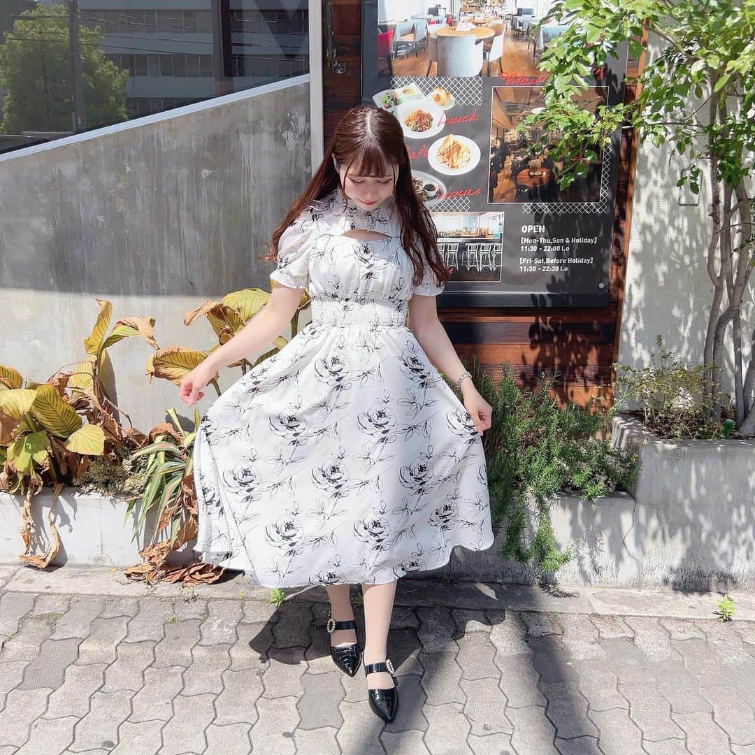 evelyn.coordinateのインスタグラム：「▹◃┄▸◂┄▹◃┄▸◂┄▹◃┄▸◂┄▹◃ ・ ・ ・ 𝑛𝑒𝑤 𝑎𝑟𝑟𝑖𝑣𝑎𝑙 𖤐´ #花柄カットop ¥9,800 ・ ・ ・ 大人かわいい花柄ワンピース 💐*·̩͙𓈒𓂂𓏸 デコルテ部分がすこしあいているので 抜け感も◎ ウエスト部分のシャーリングや パフ袖でメリハリのあるシルエットに🏹💭 ぜひご覧下さいませ♩ ・ ・ ・ #evelyn#エブリン#ガーリーコーデ#甘めスタイル#甘めコーデ#清楚コーデ#可愛い#girly#feminine#パステル#girl#evelynコーデ#フェミニンコーデ」