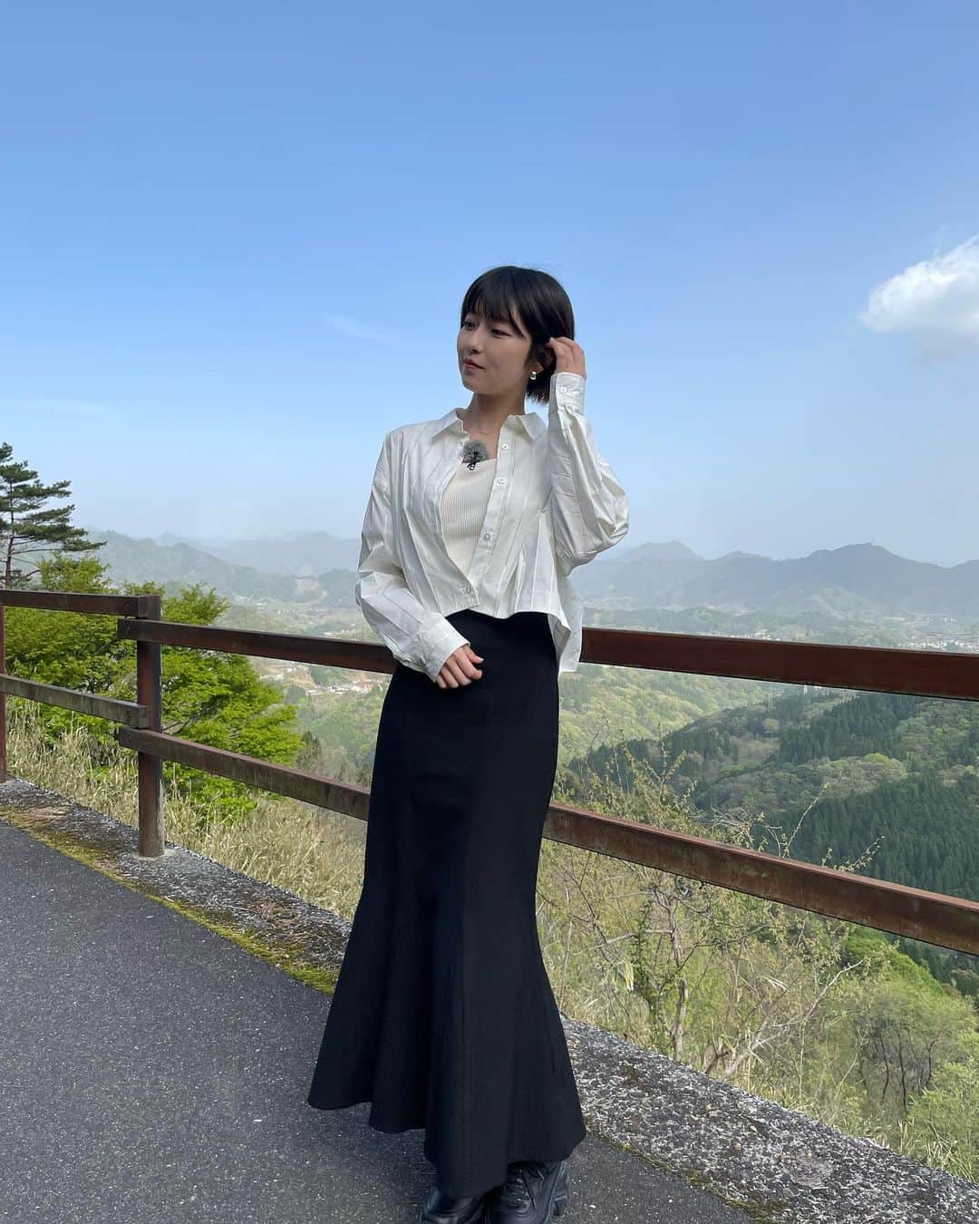 のインスタグラム：「先日のロケ衣装🫧  7月放送分だから白シャツ〜  山の上はひんやりしてたけど お日様が当たるとぽかぽか ☀︎ 流石ひなたの宮崎🌼  #宮崎 #宮崎女子旅 #ひなとりっぷ #高千穂町 #パワースポット #天孫降臨の地 #ロケ #きょんコーデ」