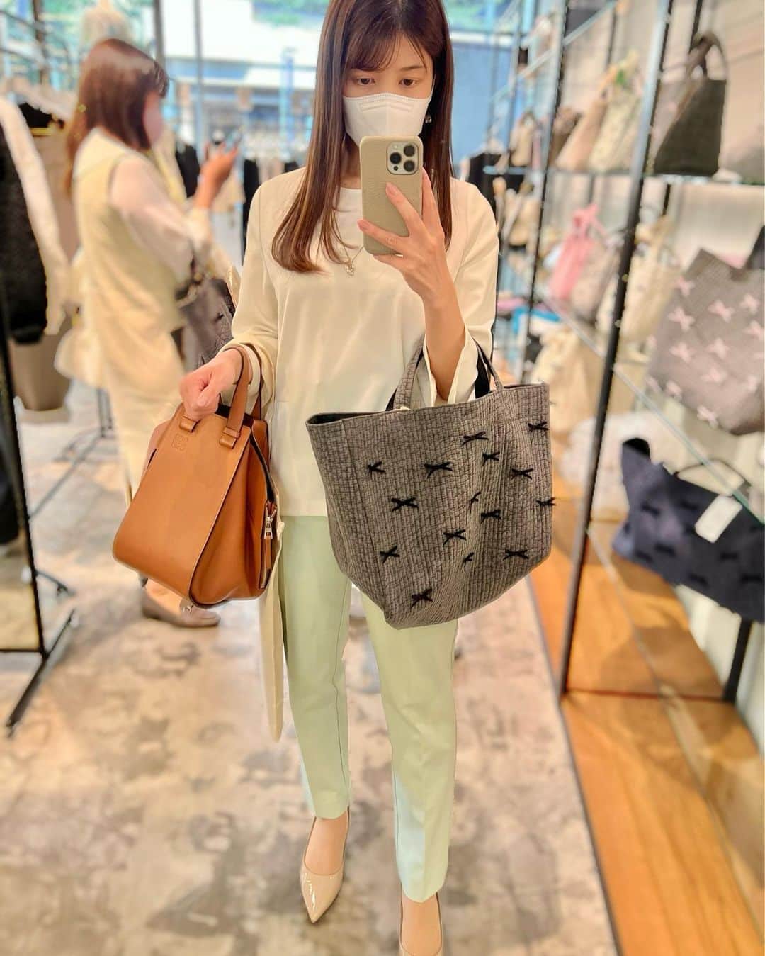 丸山裕理さんのインスタグラム写真 - (丸山裕理Instagram)「. . マザーズバッグ選び🧸𓂃𓈒𓏸  一時期、検索魔になるほど← あれこれ見ていたマザーズバッグ。  リュックやショルダーなど色々試しているのですが、 最近は @gypsohila.jpn のTownバッグを愛用しています。 (写真2枚目)  使ってみて良かった点🫶🏻  ✔︎とにかく軽い ✔︎汚れたら丸洗いできる ✔︎口がガバッと開くので物が取り出しやすい ✔︎持ち手が太くて柔らかい。抱っこしながら持っても腕に食い込まない ✔︎マチが広くて沢山入る(おむつポーチや哺乳瓶、ペットボトル etc..)  近場のお出かけなら私はこれひとつで充分で、 大人可愛いリボンのデザインも とても気に入っています。  (ちなみに私はロケ撮影やペン取材のときに 台本やメモを入れるサブバッグとしても大活躍しています)  先日は展示会で もうひと回り大きいPicnicサイズをオーダーしました。  こちらは旅行に使えそうなサイズで、 プレママさんには陣痛バッグや入院バッグとしても よさそう👜  どなたかの参考になればです。  #マザーズバッグ #マザーズバッグおすすめ #ヌビバッグ #イブルバッグ #ジプソフィア #リボンバッグ #ピクニックバッグ #新米ママ #2022年3月生まれ #赤ちゃんのいる生活 #プレママ #入院バッグ #陣痛バッグ #サブバッグ」4月20日 21時31分 - yuri_maruyama1213