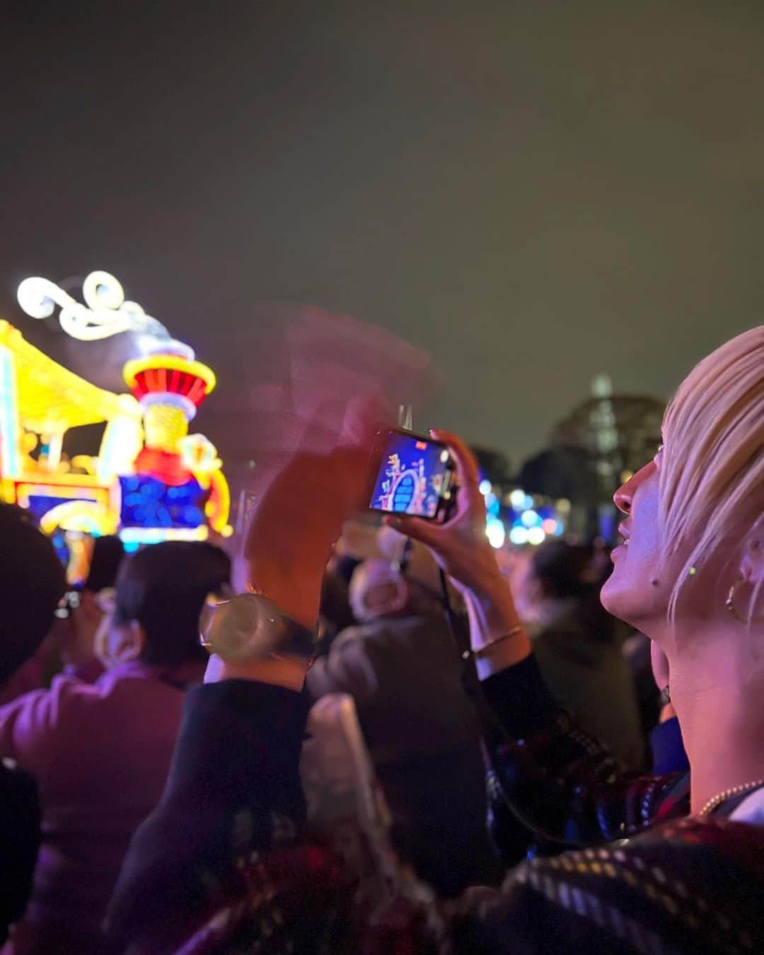 一聖さんのインスタグラム写真 - (一聖Instagram)「"Tokyo Disneyland  Electrical Parade Dreamlights"  今回は4/15から始まったDPAで見たよ！！ DPA(ディズニー・プレミアアクセス)ってのは指定の鑑賞席（エリア）から見ることが出来る有料サービス。 城前鑑賞出来るってなわけで取ってみたのだが先着順なのかな？ とりあえず席は確約ってなわけでEパレ見てみんな喜んでた😊  #ディズニーランド40周年 #東京ディズニーリゾート40周年 #ドリームゴーラウンド  #tokyodisneyland #tokyodisneyresort #DPA #Eパレ #electricalparade #electricalparadedreamlights  #エレクトリカルパレードドリームライツ #エレクトリカルパレード #TDL #TDR #東京ディズニーランド #ディズニーランド #disney #Dオタ #ディズ兄さん」4月20日 21時23分 - buglug_issei