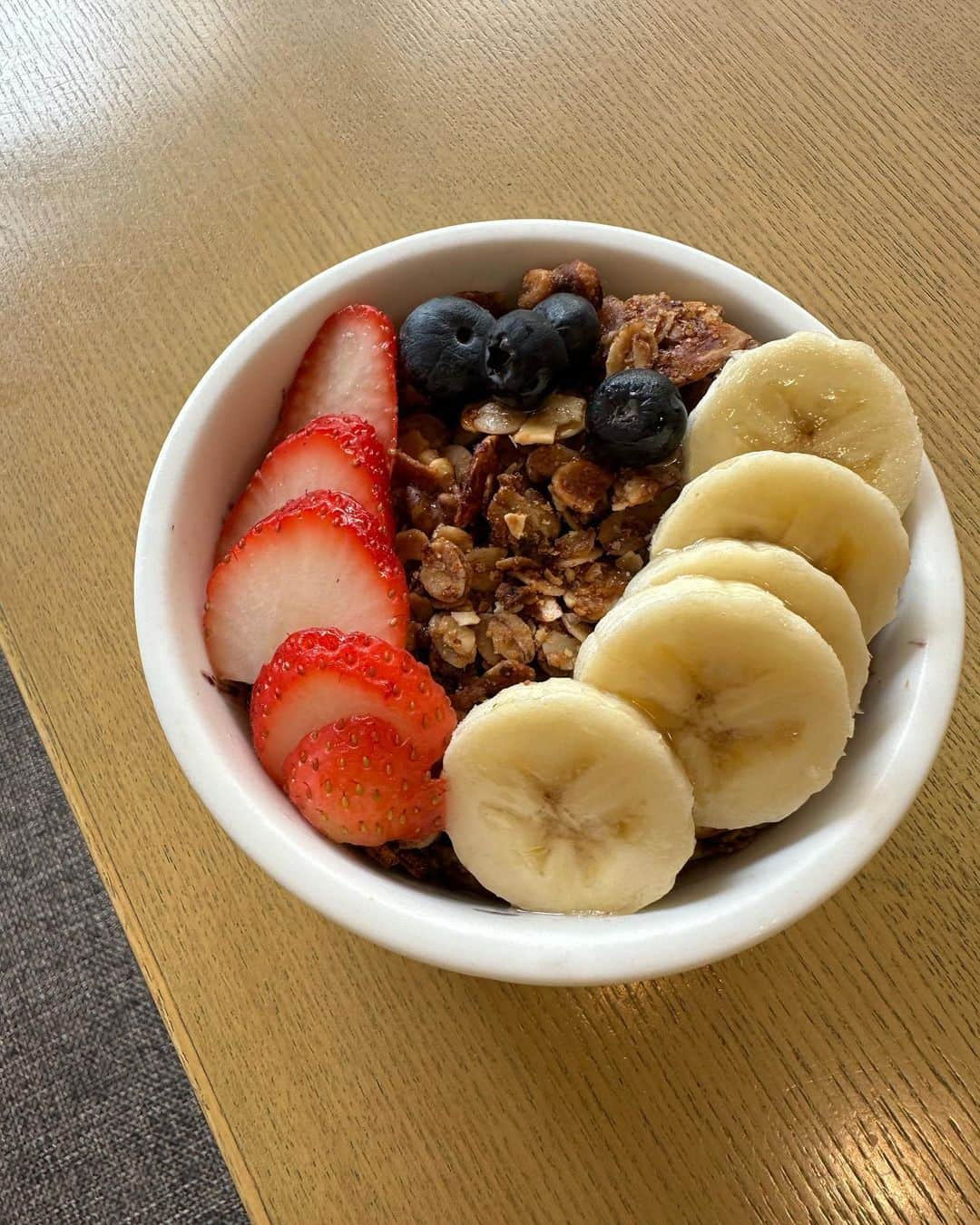 山口清香さんのインスタグラム写真 - (山口清香Instagram)「沖縄おすすめmorning🥣☀️  国際通りにあるお店へ！ アサイーボウルとエッグベネディクト絶品でした🌺  #沖縄 #沖縄グルメ #沖縄カフェ #沖縄巡り #morning #モーニング」4月20日 21時23分 - sayaka__yamaguchi_