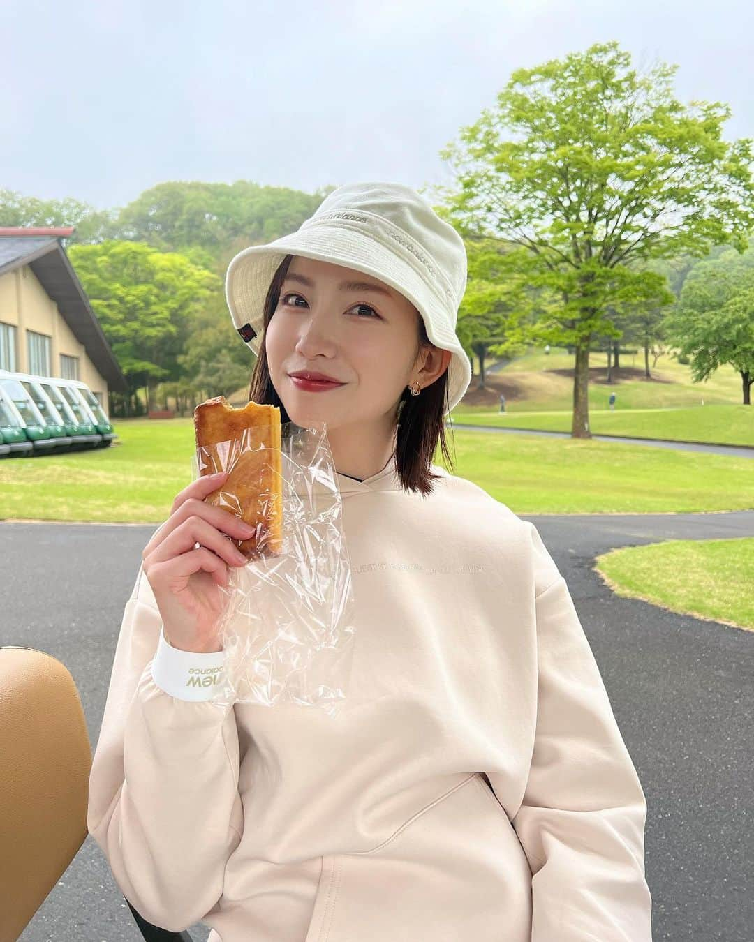 中島亜莉沙さんのインスタグラム写真 - (中島亜莉沙Instagram)「ミルク多めのカフェラテ風 ゴルフコーデ🥛🤎 全身 @newbalancegolf_japan   ブラウンのショーパンは 薄手の生地で着心地も楽だから 快適にラウンドできた！  ソックスはルーズソックス風！ 元からクシュクシュに なるってるデザイン☺️🫶🏻  ここのコースは広々として 綺麗で池も多かったので 沢山ナイスイン(池)してきた笑  動画撮影&声 : 旦那  #ななまいめ #虫さんに好かれた日 ♡  #ニューバランス #ニューバランスゴルフ #ベージュコーデ #ゴルフ #ゴルフウェア #ゴルフコーデ #スポーツウェア #ゴルフ女子 #スポーツ女子 #コーデ紹介 #夫婦ゴルフ #春コーデ #newbalancegolf #golf #골프　#골프여자　#尔夫球 #高尔夫」4月20日 21時28分 - arisan_days