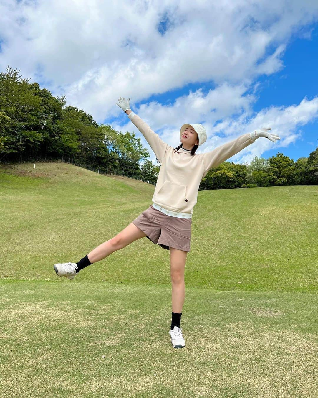 中島亜莉沙のインスタグラム：「ミルク多めのカフェラテ風 ゴルフコーデ🥛🤎 全身 @newbalancegolf_japan   ブラウンのショーパンは 薄手の生地で着心地も楽だから 快適にラウンドできた！  ソックスはルーズソックス風！ 元からクシュクシュに なるってるデザイン☺️🫶🏻  ここのコースは広々として 綺麗で池も多かったので 沢山ナイスイン(池)してきた笑  動画撮影&声 : 旦那  #ななまいめ #虫さんに好かれた日 ♡  #ニューバランス #ニューバランスゴルフ #ベージュコーデ #ゴルフ #ゴルフウェア #ゴルフコーデ #スポーツウェア #ゴルフ女子 #スポーツ女子 #コーデ紹介 #夫婦ゴルフ #春コーデ #newbalancegolf #golf #골프　#골프여자　#尔夫球 #高尔夫」