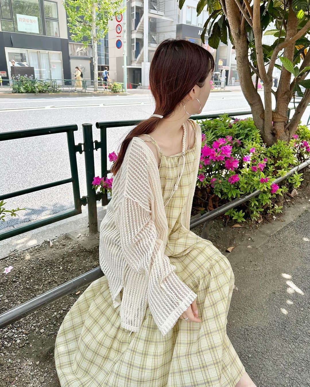 のインスタグラム：「ティアードチェックキャミワンピース！ いよいよ4/22(土)開店より店頭に並びます🌻 今年はイエロー、ネイビーの2色です✨ サイズ0もご用意しています。  すっかり暑くなってしまったので、すぐに大活躍しそう…！！！ お出掛け着に迷い中の方、お勧めです☺️🤝  ㅤㅤㅤㅤㅤㅤㅤㅤㅤㅤㅤㅤㅤ  ㅤㅤㅤㅤㅤㅤㅤㅤㅤㅤㅤㅤㅤ  #Kastane#Kastane舞浜#Kastane_ootd#骨格ウェーブ#イエベ春#コーディネート#今日のコーデ#コーデ#大人カジュアル#カジュアル#ロングヘア#オン眉#kastane_onepiece #30代ファッション#30代コーデ#カスタネ#低身長#低身長コーデ#春#春コーデ#ワンピース#チェック#レース#カーディガン#ニット#スマホショルダー#カジュアルコーデ#大人コーデ#イエロー#チェック#キャミワンピ」