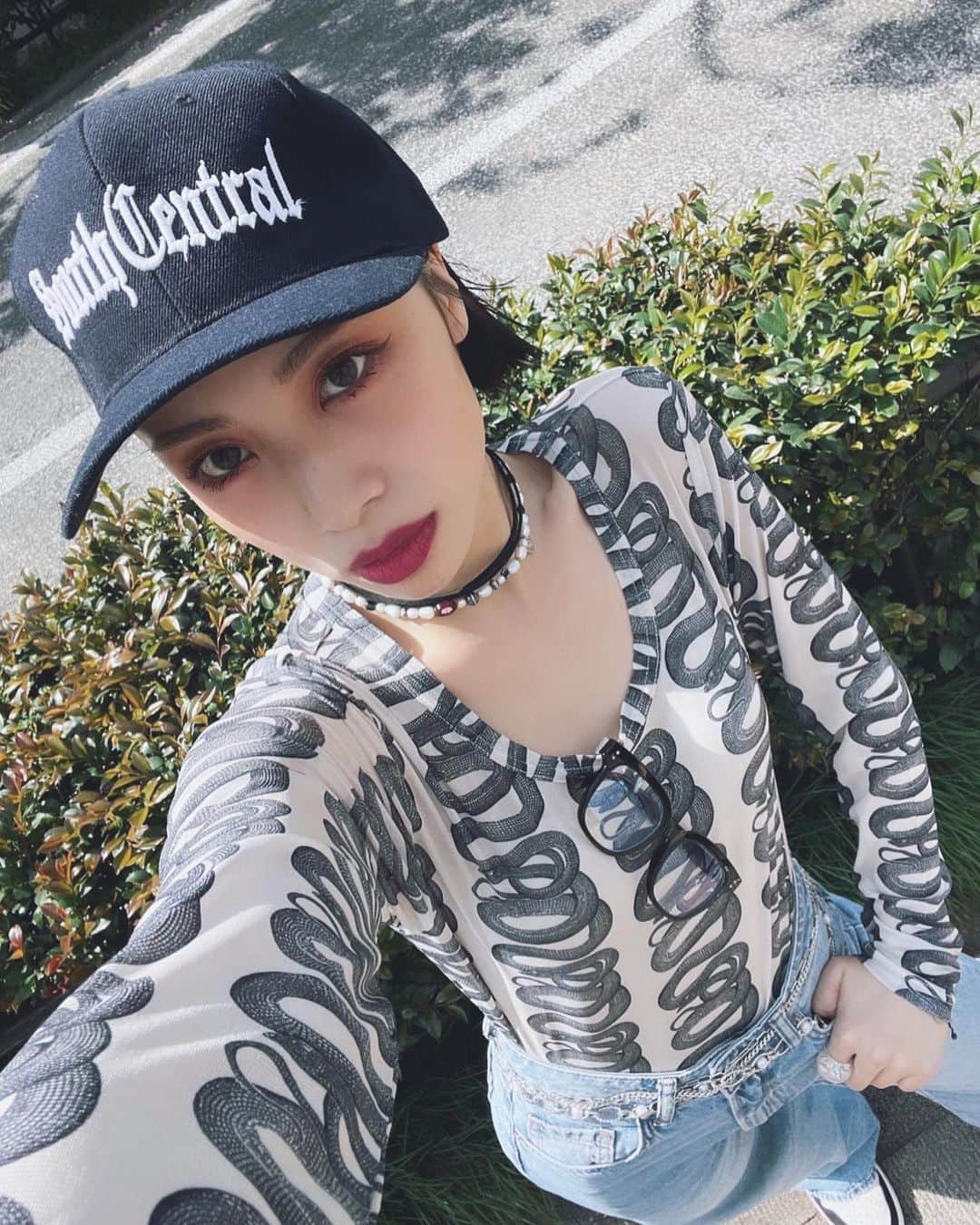 honoka のインスタグラム：「夏まだかいな、、、🩶🩶🩶」