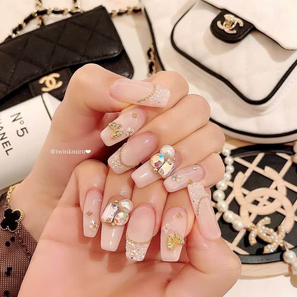 伴かなみのインスタグラム：「ピクシーフレンチにしてもらったよ🩷 いつもかわいい仕上がり感謝です🥺🙏🏻🙏🏻 ⁡」