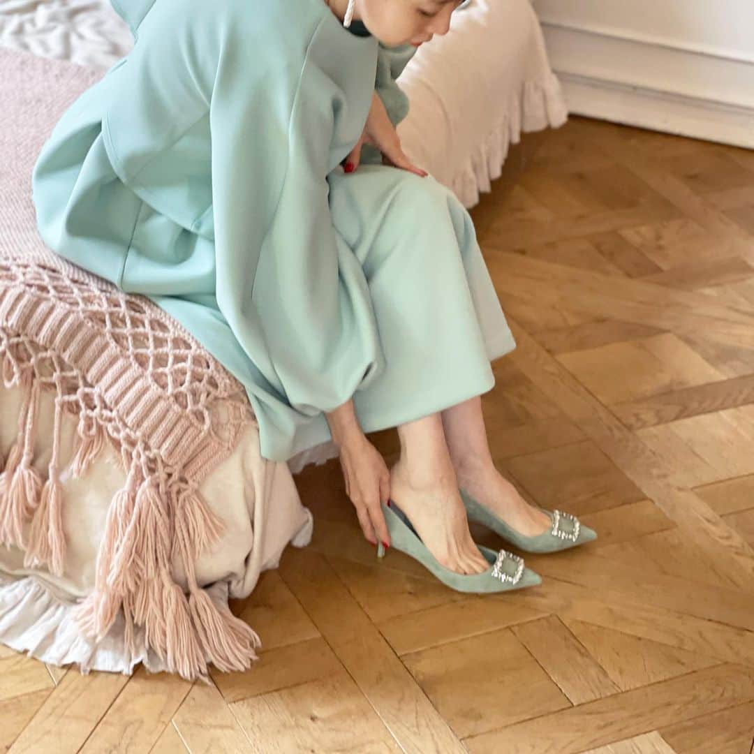 Tsuru by Mariko Oikawaのインスタグラム：「Mint.  軽やかで爽やかで、華やかなミントカラー。 ワンピースと小物をワントーンで合わせて大人っぽい雰囲気でカラーを楽しんで。 着心地がいいワンピースとフワフワの小物も合わせて♪  Bon ¥47,300（tax in）  Catherine ¥31,900（tax in）  Bondi ¥13,200（tax in）  ※ご予約中は10%OFFとなります。  ご予約は4/25（火）13:00〆切となります。  #tsuru #tsurubymarikooikawa #2023aw #preorder」