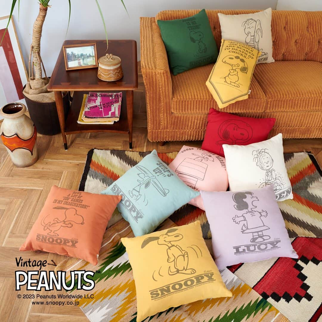 journal standard Furnitureさんのインスタグラム写真 - (journal standard FurnitureInstagram)「初のコラボレーションとなる『PEANUTS × JOURNAL STANDARD FURNITURE 』のビンテージピーナッツスウェットをモチーフにしたクッションを越谷レイクタウン店とBAYCREW'S STOREにて先行発売いたします。  プリントの質感にも拘ったクッションはカラーバリエーション含め全部で10柄19種類。 タペストリー型は越谷店限定アイテムとしてご用意いたしました。 伸縮性のあるスウェット生地はコットン100%のやさしい肌触りと、着慣れた部屋着のように使い心地よくギフトにもピッタリです！  ----  PEANUTS × JOURNAL STANDARD FURNITURE PEANUTS CUSHION　￥4,950  越谷レイクタウン店・BAYCREW'S STORE 4月22日（土）より販売スタート  ----  #journalstandardfurniture #baycrews #fashion #interior #peanuts #vintagepeanuts #snoopy #cushion」4月20日 21時39分 - js_furniture