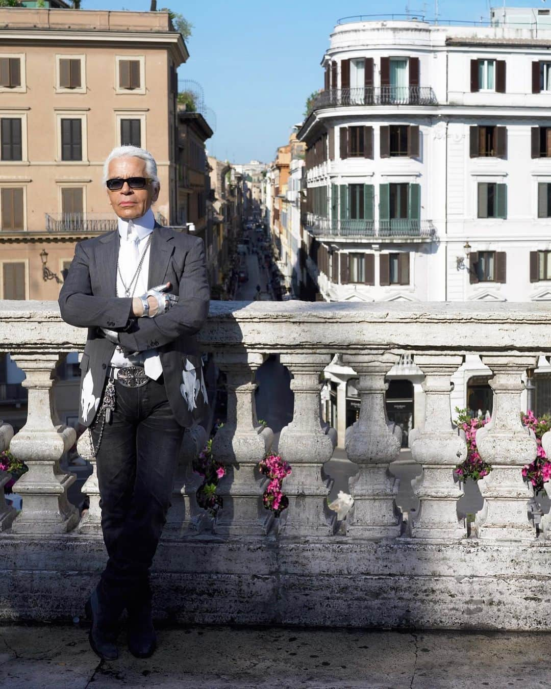 V Magazineさんのインスタグラム写真 - (V MagazineInstagram)「#HEROES: #KarlLagerfeld  As seen in the pages of our spring issue, V141, V pay tribute to fashion’s legendary last emperor ahead of @metmuseum’s new exhibition on Lagerfeld, as V's Editor-in-Chief #StephenGan recounts a story of when the late visionary captured eighty looks to celebrate eighty years of @Fendi on Rome’s Spanish steps for our V37 Fall 2005 issue, all in one image—as Gan traces back his memories of that special day, and as V unearths a new self-portrait of Karl himself from our archive.  Head to VMagazine.com (link in bio) to discover the full story. — From V37 Fall 2005 Photography: Karl Lagerfeld  Fashion: @panosyiapanis  [“Karl Lagerfeld: A Line of Beauty” is on view at The Metropolitan Museum of Art from May 5 to July 16, 2023.]」4月20日 21時32分 - vmagazine