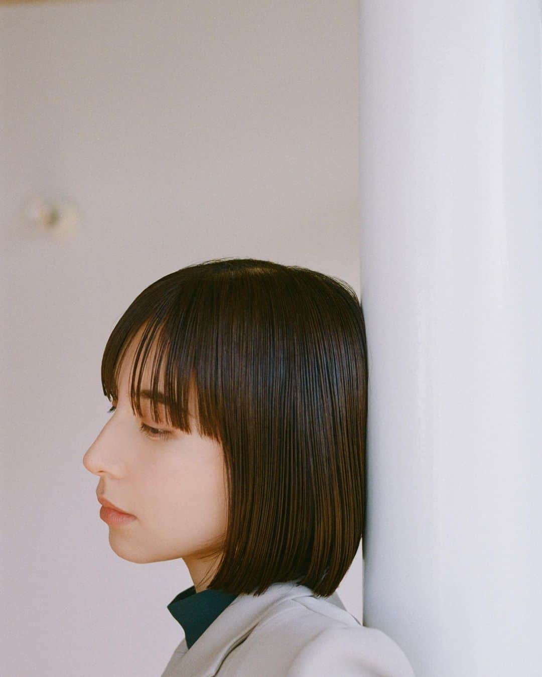 ラブリのインスタグラム：「@murralofficial 23SS collection  ―――あなたにとって”Nude”(等身大)とは？  Nudeというものを着飾ることかもしれません。そのままのように思えてそのままではないもの。外から眺めるとそれがNudeなのか境目が分かりづらい。私にしか分からないNudeという感覚を微細なところで意識しています。  ―――現在の表現活動をしていることへの根源（きっかけや想い出）は？  根源というところに行き着くと結局は私自身への確認作業でありながら呼吸のように私の仕組みには必要不可欠なものです。  direction&photographer @kisshomaru」