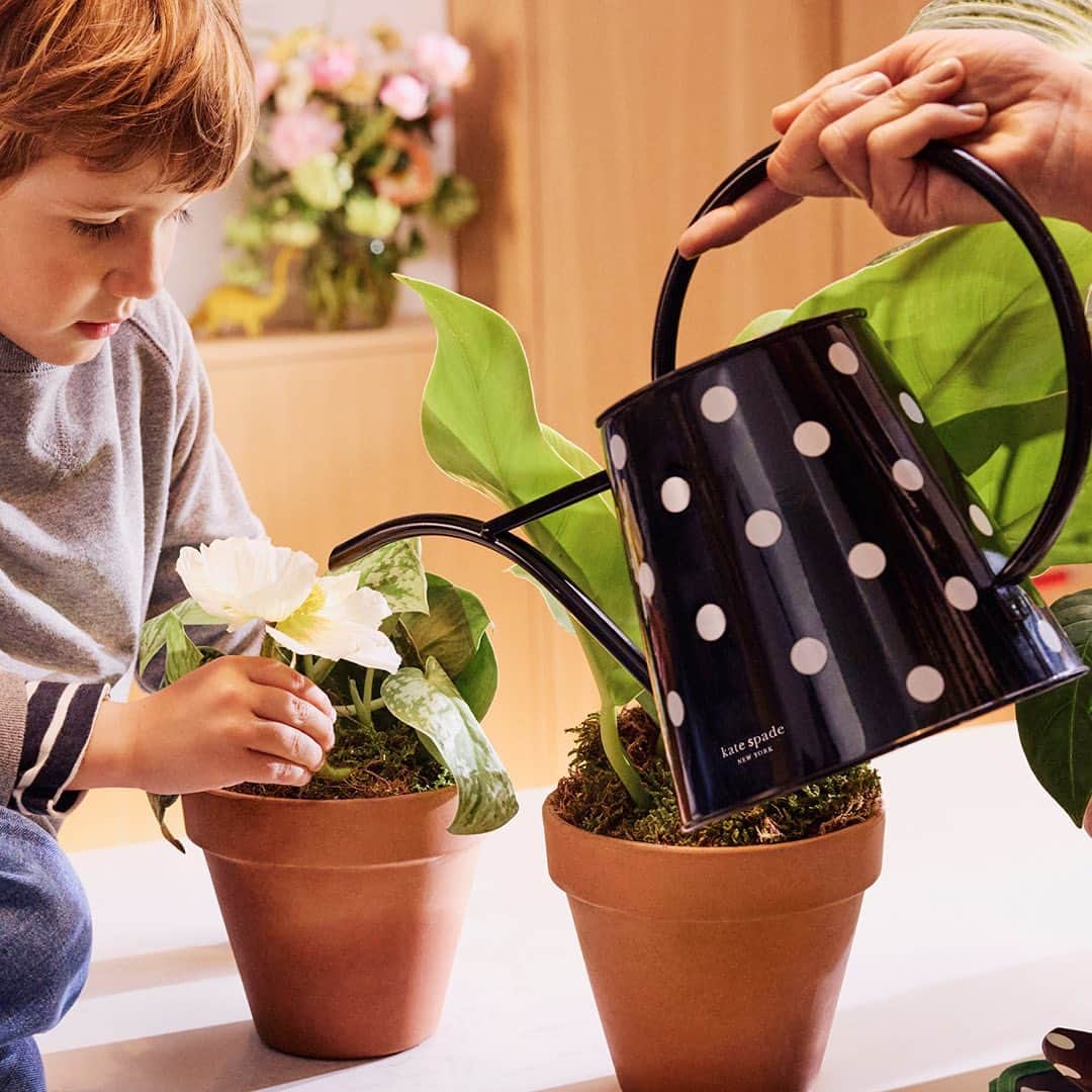 ケイト・スペードのインスタグラム：「Personal growth. It all started with mama.  Shop Mother's Day gifts for all the moms and mother figures in your life at the link in bio. #katespadeny」