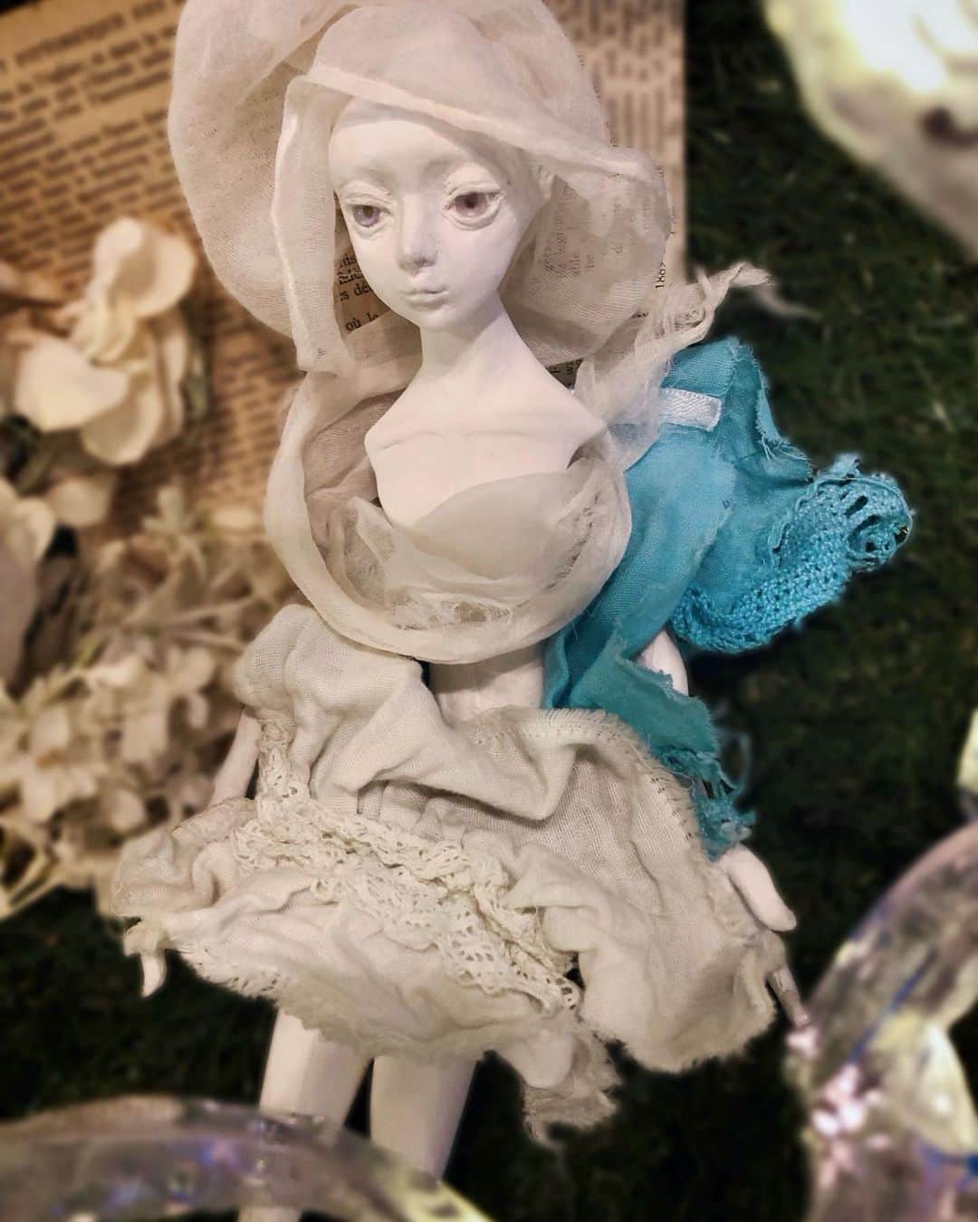 のインスタグラム：「I also make small dolls in between work. All cloth is hand-dyed🧝  ††††††††††† こちらは息抜きに作ってる小さい子。なぜか息抜きの方が進みます… 布も全部手染め🧝  †††††††††††  #制作過程 #人形  #wipart  #球体関節人形  #bjd #originaldoll 　  #workinprogress #doll 　#fantasyart　#創作人形　#ドール」