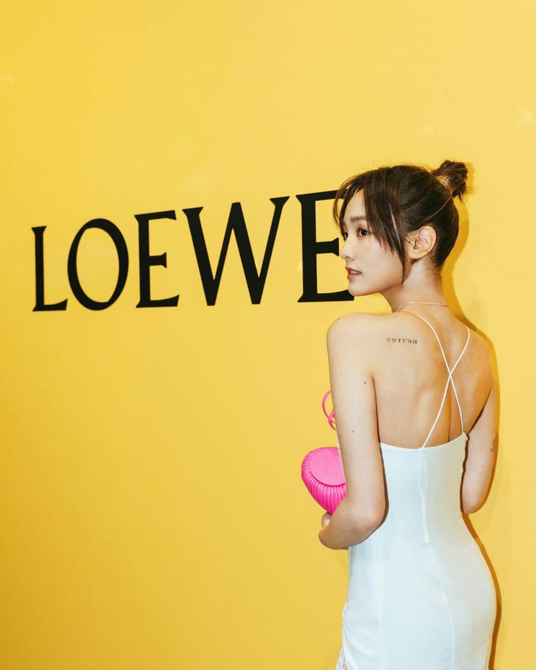 ジングルワンのインスタグラム：「： 我們出發吧☀️🕶🌹  @loewe  #LOEWE #LOEWEpaulas」