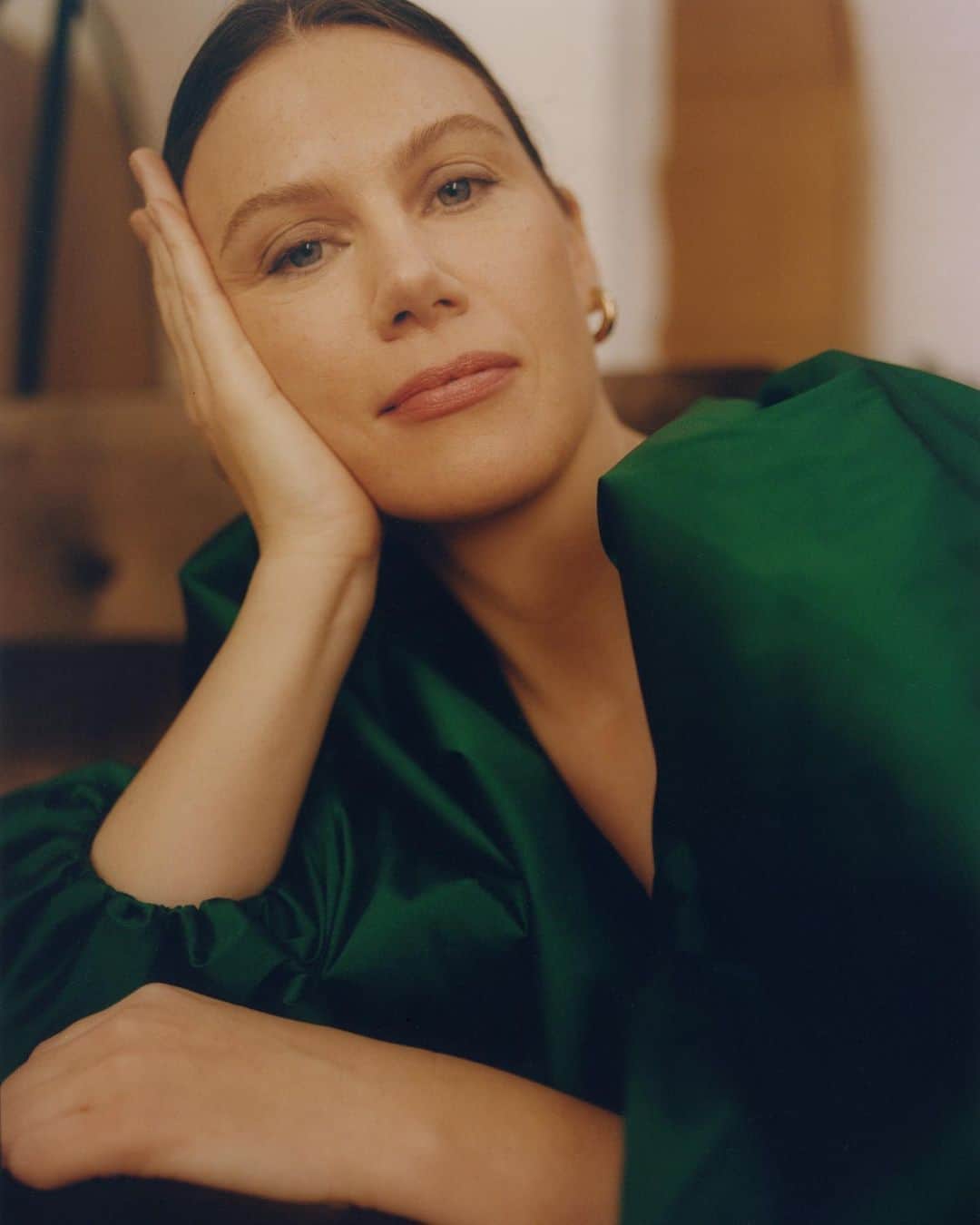 Kinfolk Magazineのインスタグラム：「In the Well-Being Issue, @JuliaBainbridge discusses the life-enhancing potential of not drinking alcohol. "I guess it was around 2014 to 2015 when I really started reckoning with my relationship with alcohol. Serendipitously, that happened at a time when more energy was put into alcohol-free beverages. For someone whose job it was to go out and see what was happening in restaurants, it was impossible not to notice that something was happening." (Photo: @emmatrim)」