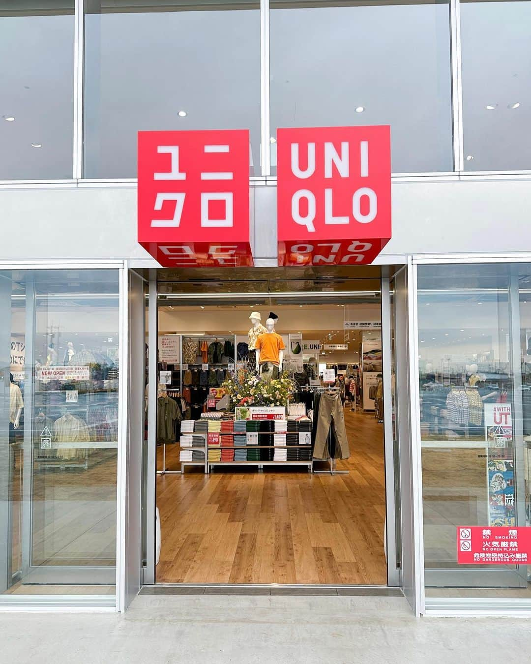 i_am_happpyさんのインスタグラム写真 - (i_am_happpyInstagram)「.  \ UNIQLO LOGO STORE / 4/21(金)ユニクロ前橋南インター店がOpenするよ♪  外観の大きなロゴがかわいい🧚🏻‍♂️ 超大型店でゆっくり広々〜大きな滑り台のある キッズスペース、国内3店舗目のUNIQLOカフェも☕️  サスティナブルな取り組みも多くて、屋根にはソーラーパネル、壁にはUNIQLOのお洋服の廃棄布でできた断熱材が使われてるの！  1番魅力的だったのは、服を長く着る取り組みとして刺繍、プリント、補修、ボタンの付け直しとか自分流にお直ししてまた大切に着れるようなブースがあるところ🥹🧡 手持ちのUNIQLOの服で遊んで、違う商品にしたり、全部手作業でされてるところも魅力的✨(5.6枚目)  1枚目のMAMEコラボワンピースはなんと全型先行販売！毎回大人気だけど今回も可愛すぎた🥹💗 群馬のコラボアイテムもいっぱいで、お買い物するだけじゃなくリラックスも出来るし、サスティナブルなサービスなどコンテンツも盛りだくさん♪  オープン記念ノベルティや限定価格で買える ものもあるからぜひ遊びにいってみてね〜🥳  #UNIQLOLOGOSTORE #ユニクロ前橋南インター店 #UNIQLONEWOPEN#UNIQLO #uniqlo2023ss#PR#ユニクロ」4月20日 21時48分 - i_am_happpy