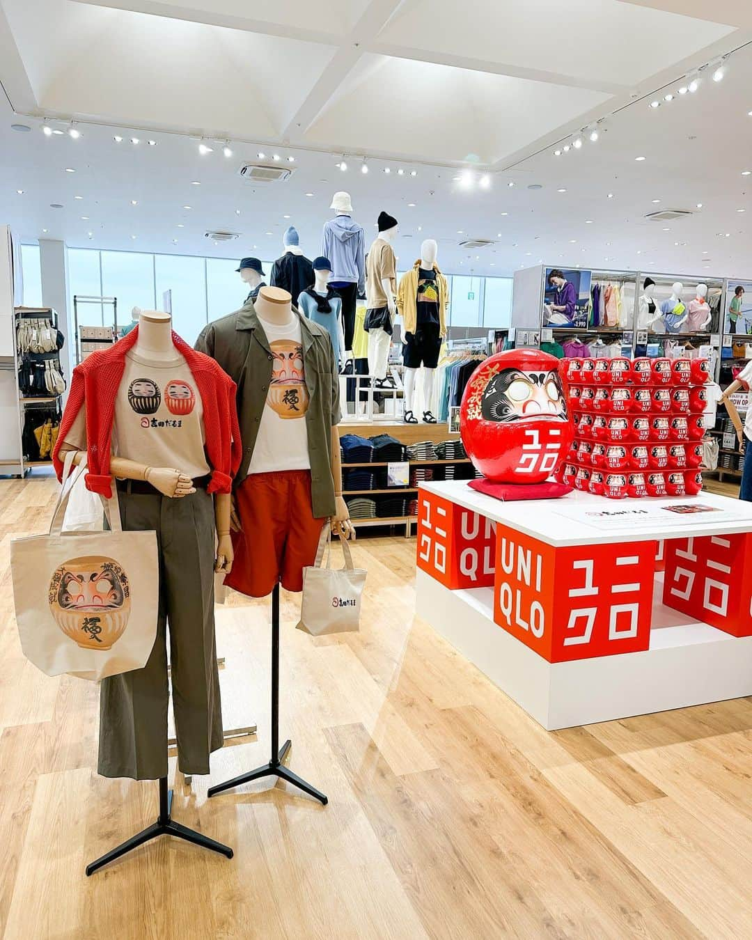 i_am_happpyさんのインスタグラム写真 - (i_am_happpyInstagram)「.  \ UNIQLO LOGO STORE / 4/21(金)ユニクロ前橋南インター店がOpenするよ♪  外観の大きなロゴがかわいい🧚🏻‍♂️ 超大型店でゆっくり広々〜大きな滑り台のある キッズスペース、国内3店舗目のUNIQLOカフェも☕️  サスティナブルな取り組みも多くて、屋根にはソーラーパネル、壁にはUNIQLOのお洋服の廃棄布でできた断熱材が使われてるの！  1番魅力的だったのは、服を長く着る取り組みとして刺繍、プリント、補修、ボタンの付け直しとか自分流にお直ししてまた大切に着れるようなブースがあるところ🥹🧡 手持ちのUNIQLOの服で遊んで、違う商品にしたり、全部手作業でされてるところも魅力的✨(5.6枚目)  1枚目のMAMEコラボワンピースはなんと全型先行販売！毎回大人気だけど今回も可愛すぎた🥹💗 群馬のコラボアイテムもいっぱいで、お買い物するだけじゃなくリラックスも出来るし、サスティナブルなサービスなどコンテンツも盛りだくさん♪  オープン記念ノベルティや限定価格で買える ものもあるからぜひ遊びにいってみてね〜🥳  #UNIQLOLOGOSTORE #ユニクロ前橋南インター店 #UNIQLONEWOPEN#UNIQLO #uniqlo2023ss#PR#ユニクロ」4月20日 21時48分 - i_am_happpy