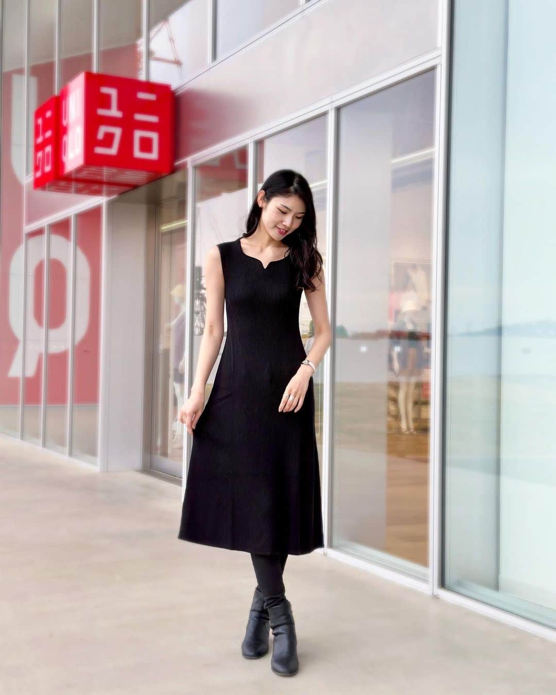 i_am_happpyのインスタグラム：「.  \ UNIQLO LOGO STORE / 4/21(金)ユニクロ前橋南インター店がOpenするよ♪  外観の大きなロゴがかわいい🧚🏻‍♂️ 超大型店でゆっくり広々〜大きな滑り台のある キッズスペース、国内3店舗目のUNIQLOカフェも☕️  サスティナブルな取り組みも多くて、屋根にはソーラーパネル、壁にはUNIQLOのお洋服の廃棄布でできた断熱材が使われてるの！  1番魅力的だったのは、服を長く着る取り組みとして刺繍、プリント、補修、ボタンの付け直しとか自分流にお直ししてまた大切に着れるようなブースがあるところ🥹🧡 手持ちのUNIQLOの服で遊んで、違う商品にしたり、全部手作業でされてるところも魅力的✨(5.6枚目)  1枚目のMAMEコラボワンピースはなんと全型先行販売！毎回大人気だけど今回も可愛すぎた🥹💗 群馬のコラボアイテムもいっぱいで、お買い物するだけじゃなくリラックスも出来るし、サスティナブルなサービスなどコンテンツも盛りだくさん♪  オープン記念ノベルティや限定価格で買える ものもあるからぜひ遊びにいってみてね〜🥳  #UNIQLOLOGOSTORE #ユニクロ前橋南インター店 #UNIQLONEWOPEN#UNIQLO #uniqlo2023ss#PR#ユニクロ」