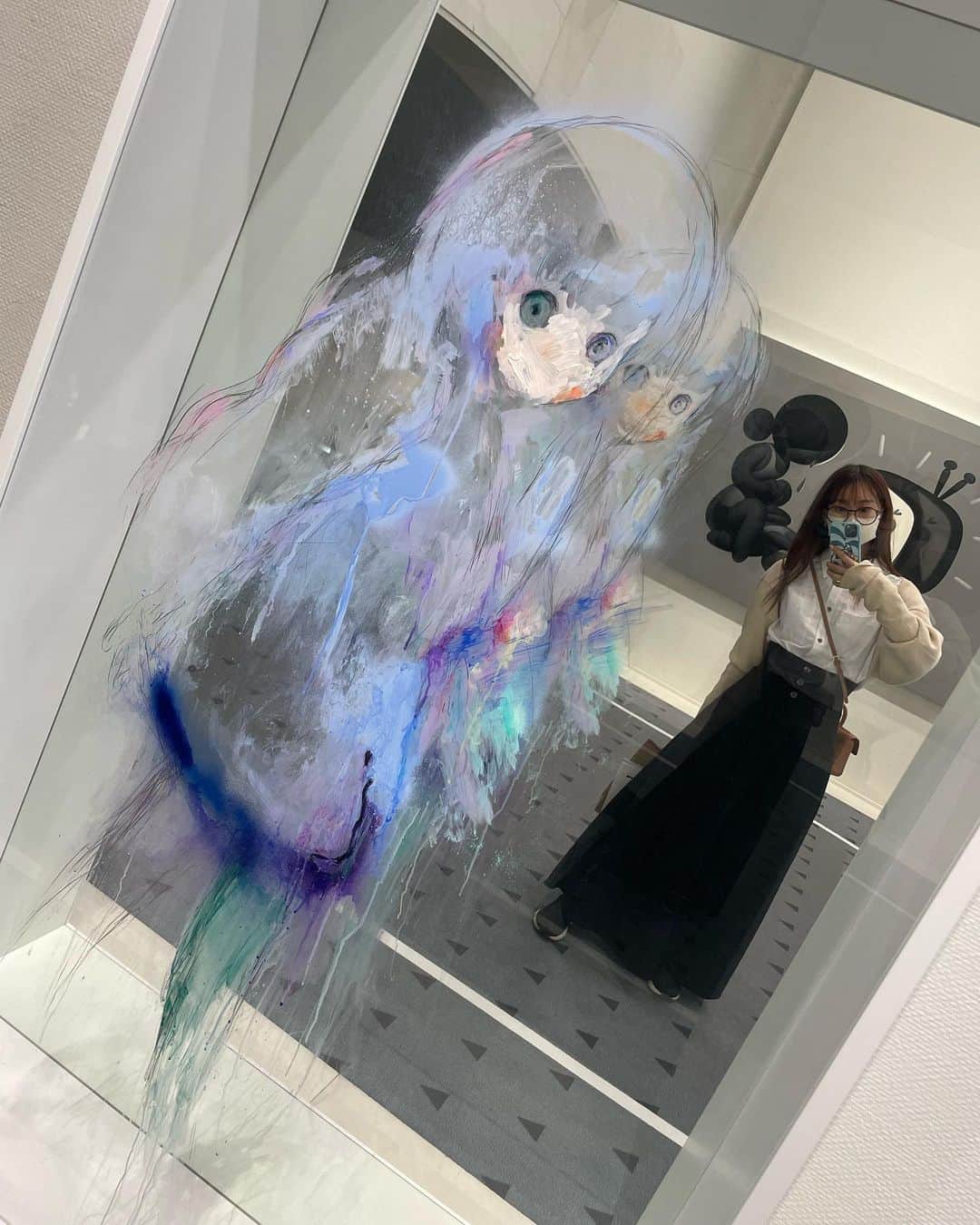 芹澤優のインスタグラム：「☁️  アートを見るゆうちゃん を見るアートちゃん  どうしても淡いお色の物が好きなんだけど バチっっっって決まったアートとか部屋にあったらかっこいいよなぁ  大人になったらそーゆー趣味を持つのも 素敵だな  猫に壊されそうだからやっぱやーめた  ツアー直前ですね  みんなはどんな気持ちかな？  私はぎゅぎゅーーんうわわわわーーんいいねいいね可愛い私やったーーーーいや、まだ、ぐおおおおおおきぃぃぃいすーーーん、、、できる。  って感じです♡  #さっき食べた鳥モツが #なんか胃の中でもたれてる #きもちわるぅ」