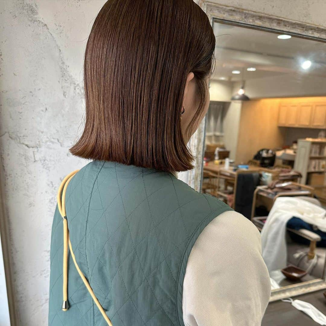 松原加奈恵さんのインスタグラム写真 - (松原加奈恵Instagram)「最後がbeforeです✂️ 雰囲気も気分も変わって気持ちいい〜☺️  現在4.5月のご予約を受付中です🫶🏻  naluhair【 ナルーヘア 】 大阪府大阪市西区北堀江1-3-10 エクセルコート北堀江　202  最寄駅 四ツ橋(5番出口)  〰️〰️〰️〰️〰️〰️〰️〰️〰️〰️〰️〰️〰️  #ボブの沼#大阪ボブ#ミニボブ#外ハネボブ#ベージュ #大阪ボブ#暖色ベージュ#トレンドカラー #ミニマムボブ#大阪ボブ#ぷつっとカット#イメチェン #大阪美容室#心斎橋美容室#堀江美容室#似合わせカット」4月20日 21時41分 - piiiiiiico