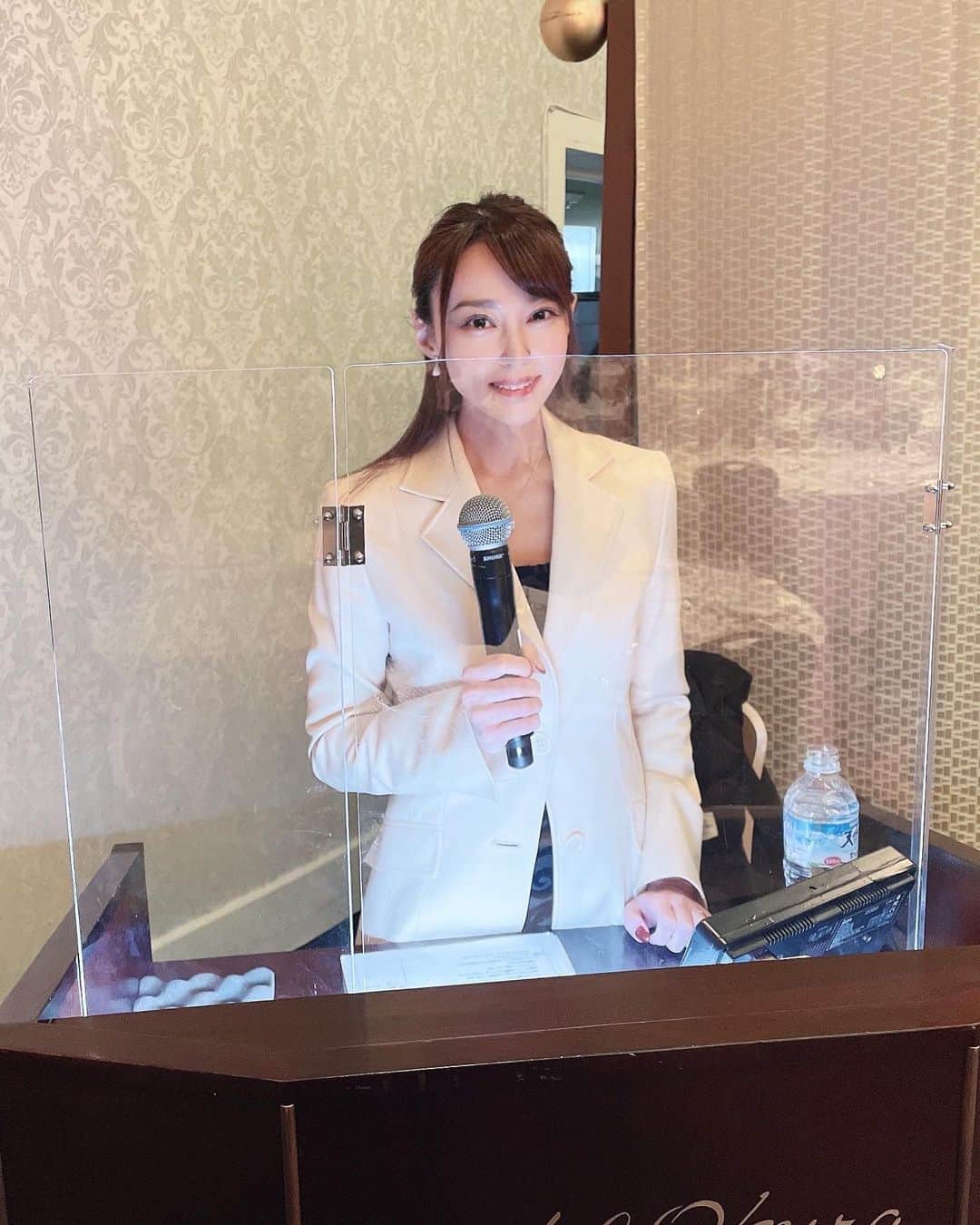 中川祐子さんのインスタグラム写真 - (中川祐子Instagram)「今日4月20日は牡羊座新月で レアな金環皆既日食の日！🌒✨ . 理想や夢の実現に向けて アクションを起こすのに最適なとき！ なんだそうですよ〜✨ . 皆さんはどんな願い事を叶えたいですか？ . 私はこれからも色んなことに挑戦したい！ まだまだ知らない世界が山ほどあるし(笑) 趣味も美容も大好きなお仕事も… まだまだ貪欲に、楽しみながら ステップアップ目指しまっせ〜💪笑笑 . そうそう、 最近は司会のお仕事も多くさせて頂いていて🎤 (ここ数年ちょいと脱線していたけど、一応アナウンサーなんです😅💦w)、、 先日はあるイベントで 約150名の外国人のお客様を前に 英語の司会をさせて頂くことに！！ . 終始英語のみの司会は初めてで、 かなりドキドキものでしたが、 私も外国人になったつもり(笑)で頑張ったら 結果、楽しかった〜😆💓 何事もやればなんとかなるもんだ！！ . 実はね、ここ最近、 英語をブラッシュアップしたくて 毎日英語を聴くようにしてるんです🎧 podcastの『バイリンガルニュース』はめっちゃオススメ！！ . 私も友人に教えてもらって聴くようになったんだけど、 面白いし、すごく勉強になるの👍 知ってる人きっと多いよね☺️ . このお陰で今回の司会も乗り切れたと思う！！ . いくつになっても成長できるって 嬉しいことだよね😉♪ . #牡羊座新月 #金環皆既日食 #願い事をしよう #いくつになってもチャレンジ #ステップアップ #次のステージへ #大好きな仕事 #アナウンサー #英語司会 #バイリンガルニュース #アラフィフ #アラフォー #happylifestyle」4月20日 21時42分 - nakagawa.yuko