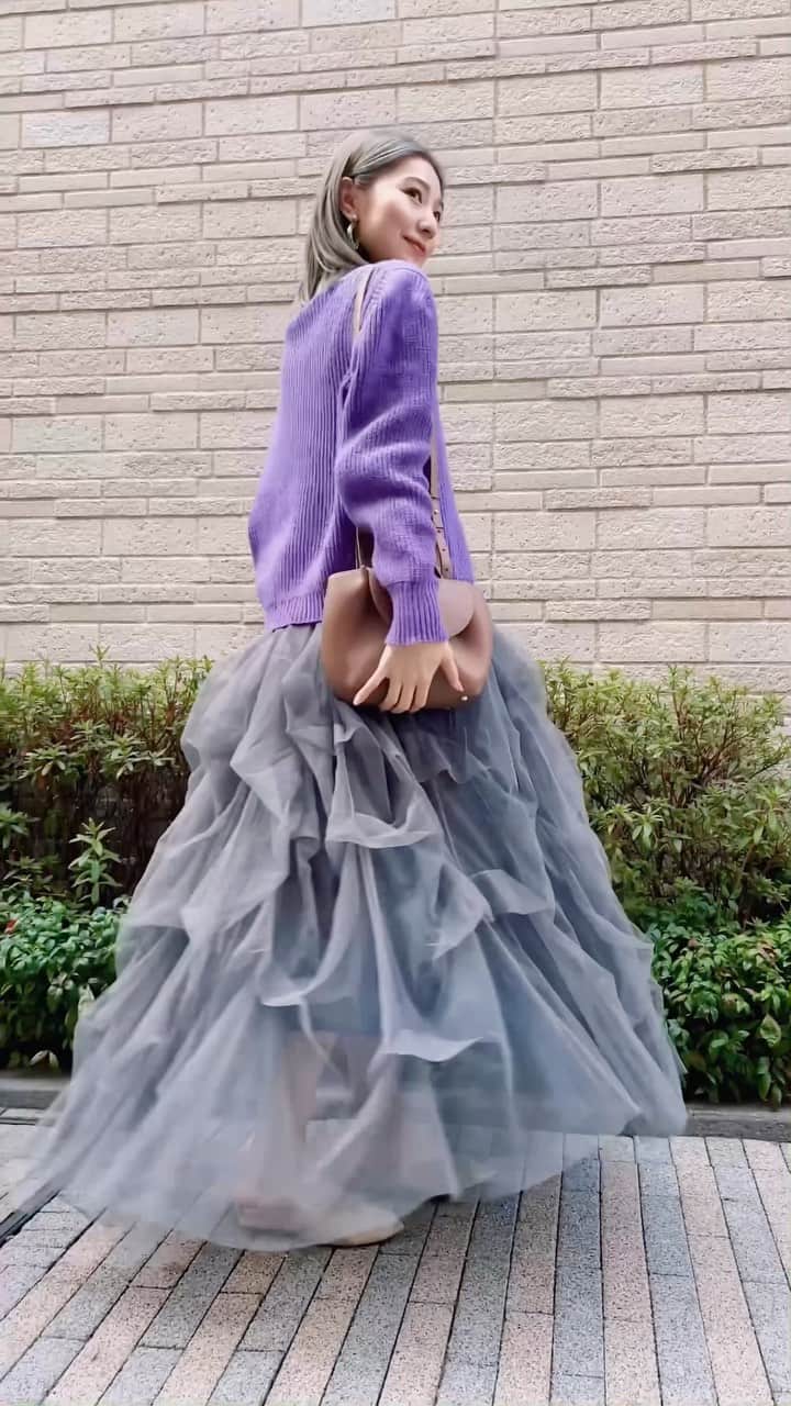 松尾 瞳のインスタグラム：「💜🩶  この前載せたコーデの動画ver🎞️ カーデもスカートもお気に入り〜！  #大人女子 #大人女子コーデ #ママコーデ #アラサーファッション #アラサーコーデ #30代ファッション」