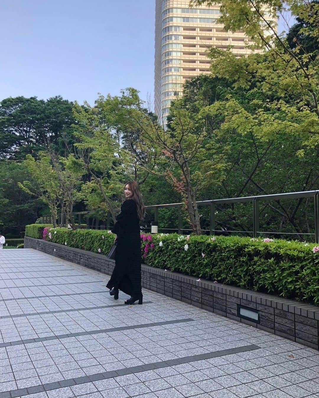 後藤真希さんのインスタグラム写真 - (後藤真希Instagram)「お仕事合間にお散歩🚶‍♀️☀️ 🌳🌿🍃  #まきさんぽ  #まきふく　 #セットアップ #SLY #CELINE #そういえば #ライブまであと1ヶ月だ #ドキドキ」4月20日 21時42分 - goto_maki923