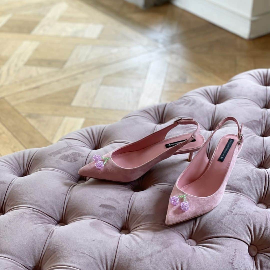 Tsuru by Mariko Oikawaのインスタグラム：「Pink cherry.  柔らかく上品なスエードのピンクカラーに、コロンと乗るのはピンクビーズのチェリー。 淡いグリーンとピンクカラーの色合わせが心をくずぐる一足。  Benjamin ¥34,100（tax in） ※ご予約中は10%OFFとなります。  #tsuru #tsurubymarikooikawa #2023aw #preorder」