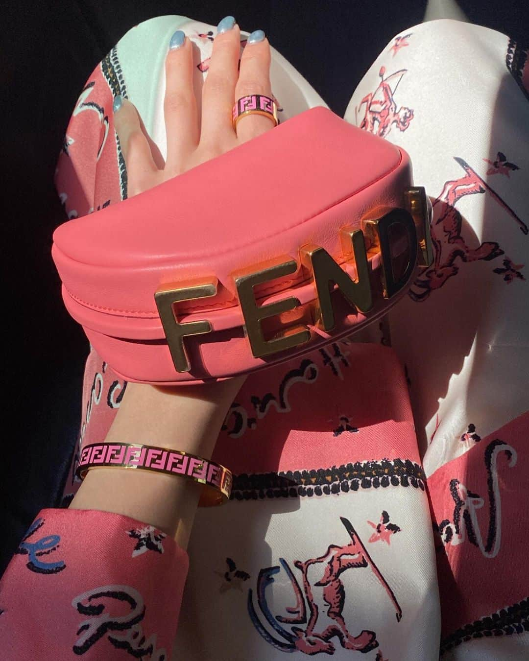 Hinaさんのインスタグラム写真 - (HinaInstagram)「@fendi #HandInHand」4月20日 21時43分 - hina_faky