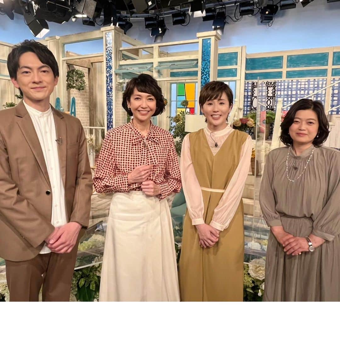 賀来千香子さんのインスタグラム写真 - (賀来千香子Instagram)「こんばんは✨  明日4月21日(金) 午後2時05分から放送の、 『えぇトコ』(NHK総合) 「春らんまん！神おわす山の恵み〜和歌山　新宮市〜」に出演させていただきました。  新宮市出身のデューク更家さんに案内していただいて、ずっと行きたかった熊野古道、熊野速玉大社に伺えました！  文豪が愛したうなぎ、海の幸・絶品のさんますし、木の国ならではのアロマオイル、デュークさんお手製のめはりずし、そして、熊野川下りなど、新宮を満喫致しました！  神が宿る地、熊野✨ もっと、ずっと、歩いていたい！と思う程、自然のエネルギーと恵みをいただきました☺️ 又、きっと！訪れたい場所になりました✨  そして、夜8時からは、 『あしたも晴れ！人生レシピ』(NHK Eテレ) テーマは、 「リフレッシュ！気ままにソロ旅」です。  もうすぐ大型連休！ 自分とのんびり向き合うソロ旅はいかがですか？  ソロ旅の極意はテーマを決めることなのだそうです。 何らかの体験を組み込むと達成感が！  また同行者に気を遣わずに時間を使えるのも魅力！ 遠出をしなくても近場で一泊なんていうのもありですね。  お家でのんびり過ごしたい場合は、オンラインの体験ツアーも！ 今からでも間に合う情報満載です。  ゲストに、にしおかすみこさん。 講師に、旅行ジャーナリストの村田和子さんをお迎えしました。  熊野もそうですが、やっぱり〝旅〟はいいですねぇ💓  〝楽しさ〟や〝美味しさ〟を、家族や友達と共有するのも、かけがえのない時間ですが、一人でしみじみ、自分しか知らない、味わえない時間を持つ事も、贅沢なひとときだと思います😊  旅したくなる２つの番組‼️ ぜひぜひ！御覧下さいね🍀  #あしたも晴れ！人生レシピ #えぇトコ #nhk #ｅテレ #和歌山 #新宮市 #熊野古道 #熊野速玉大社 #めはりずし #さんますし #アロマ #ソロ旅 #オンライン体験ツアー #デューク更家さん #子守康範さん #橋本のりこさん #にしおかすみこさん #村田和子さん #堀内賢雄さん #小澤康喬アナウンサー #賀来千香子 #chikakokaku」4月20日 21時43分 - chikako_kaku_official