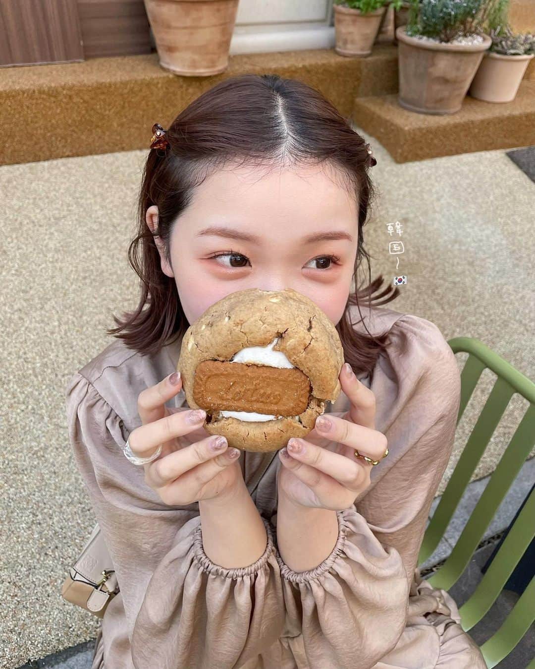 きりまるのインスタグラム：「韓国〜🇰🇷♡ のいろいろ写真たち！  お仕事で2泊3日で 行ってきたんやけどほんとに 可愛いカフェ多すぎてずっと テンションあがってる 👏🏻🧁最高  いくたび韓国語 喋れるようになりてー って思う！いつもキムさんに頼りぱなし👶🏻 （ ほんとにわたしの大好きな人 🫰🏼）  事務所独立して、 初めて会社のメンバーと 出張でほんと楽しかった🫶🏻！ これからがんばていこうな  最近やっと自分磨きのモチベが 上がってきてダイエットも順調に なってきたけん、もっとがんばる！👏🏻 （ そろそろ体重ストーリー載せんとやな ）  ゆっくりコメント返すねえ📝♡ . .」