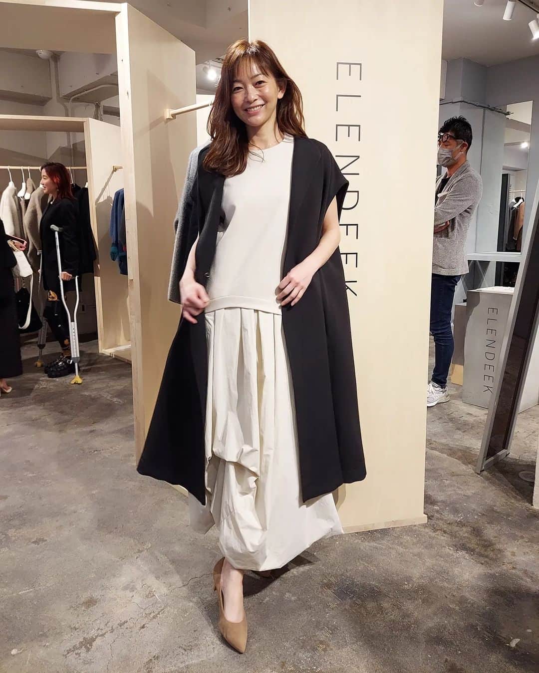 のインスタグラム：「ELENDEEK 2023 AW 展示会😊  一目惚れだった1枚目のワンピ❤どの角度から見ても可愛いのー😍  ジレを羽織るとオシャレ度アップ⤴️  6枚目のエコバッグもオシャレすぎー💕  #elendeek #エレンディーク #展示会 #2023AW #ワンピース #ジレ #セットアップ #ママ #ママモデル #モデル #mama #mamamodel #model」