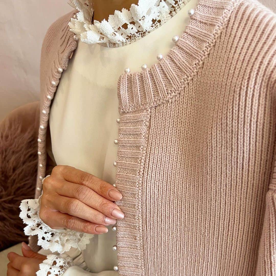 Tsuru by Mariko Oikawaのインスタグラム：「Eloise × Ludmila.  クラシカルなレースとパールの組み合わせがスタイリングを可憐に。 可愛いたけでなく、より心地よく、より機能的に。生地にもこだわったNew Eloiseを是非お試し下さい。  Ludmilaのピンクは糸から染めたツルオリジナルカラー。  Eloise ¥20,900（tax in）  Ludmila ¥44,000（tax in）  ※ご予約中は10%OFFとなります。  #tsuru #tsurubymarikooikawa #2023aw #preorder」