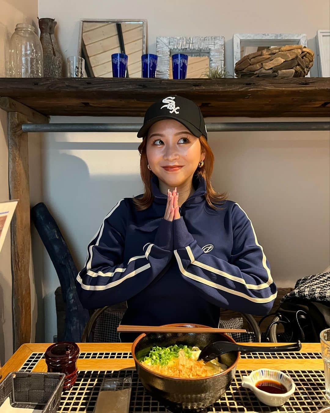 ヒロタナギサのインスタグラム：「_  いただきまあす🙏 の図♡笑  おしゃれな代官山に来たのに、 雨と空腹に負けて おしゃカフェ諦め おうどんにたどり着きました🤭  結果、 うどん様さいくぅ〜〜〜🫶🏽 #nagisatrip」