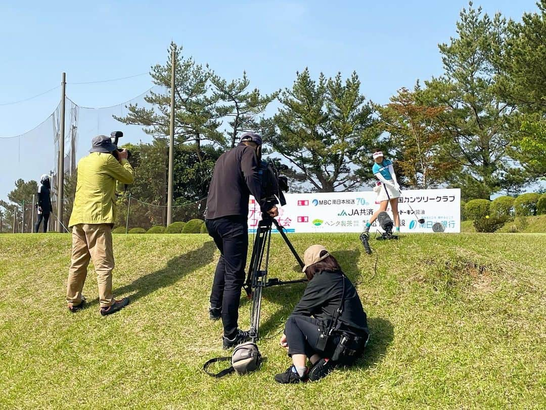 下山英哉さんのインスタグラム写真 - (下山英哉Instagram)「やっばり南国！あたたかい☀️  華やかなゴルフ大会に 大分からのお二人をご案内^_^  桜島と錦江湾が見渡せる 絶景をのぞむホールに 感激して頂きました♪  #golf #golfstagram  #mbcレディースゴルフ大会 #第34回 #南国カンツリークラブ  #16番ホール #桜島 #kagoshima #mbcladiesgolf #協賛 #ありがとうございます #いつも観てますはウソ」4月20日 21時50分 - shimoyama.hideya