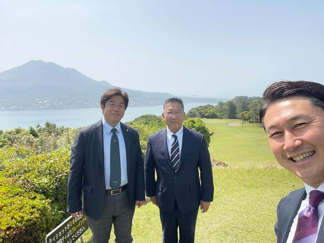 下山英哉さんのインスタグラム写真 - (下山英哉Instagram)「やっばり南国！あたたかい☀️  華やかなゴルフ大会に 大分からのお二人をご案内^_^  桜島と錦江湾が見渡せる 絶景をのぞむホールに 感激して頂きました♪  #golf #golfstagram  #mbcレディースゴルフ大会 #第34回 #南国カンツリークラブ  #16番ホール #桜島 #kagoshima #mbcladiesgolf #協賛 #ありがとうございます #いつも観てますはウソ」4月20日 21時50分 - shimoyama.hideya