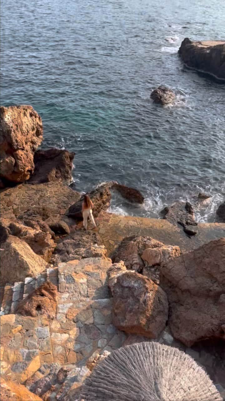 ケルシー・ロビンソンのインスタグラム：「Memories from Costa Brava 🌞🌸🧚‍♀️  #visualdiary #spain」