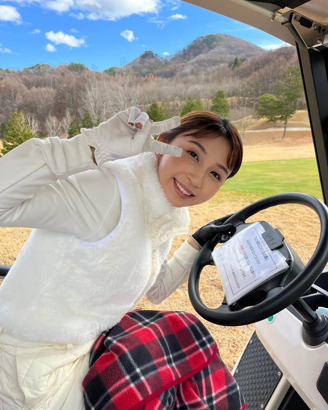 野嶋紗己子のインスタグラム：「気の置けない人たちと⛳️🏌️‍♀️  #throwback #寒かった時期のゴルフ#軽井沢」