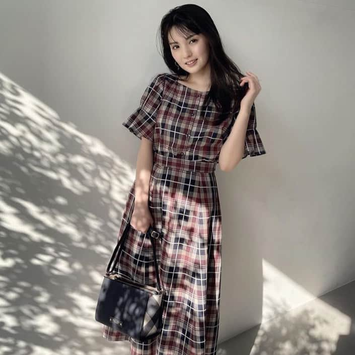 bluelabel/blacklabel cbのインスタグラム：「. Thank you! @sayumimichishige0713  Repost  #美人百花 #美人百花5月号 #ブルーレーベル  #BLUELABELCRESTBRIDGE #オフショット  ブルーレーベルさんのお洋服は本当に大好きで私にとって特別です❤️ 今月は『全骨格に合う万能アイテム』！ 誌面のチェックよろしくお願いします🤍」