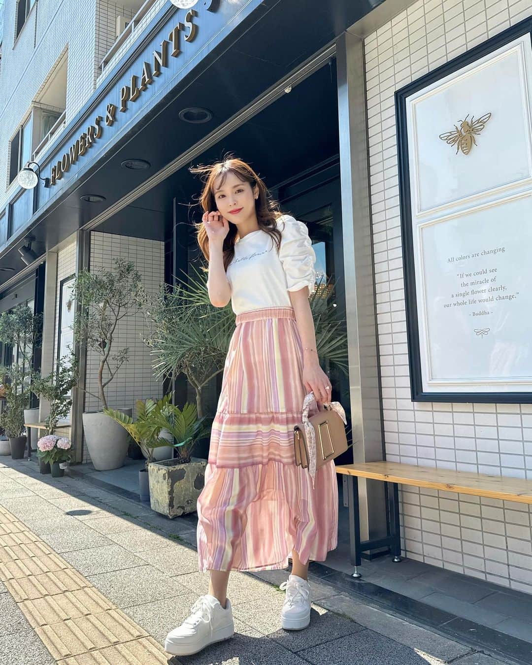 磯田 ひかる(Hikaru Isoda) のインスタグラム：「こんばんは🤍 今日はとっても暖かかったですね☺️  日中動いていたら汗ばんだ...!  この日も暖かかったので半袖コーデ🫷🩵 甘めなお洋服にスニーカーのバランスが可愛い♡  しっかり厚底でスタイル盛れるのでお気に入り。旅行でも活躍しそう🥰  【着用アイテム】 Tops @31sonsdemode  シャーリングスリーブロゴＴシャツ オフホワイト36 ¥5,720(税込)  Skirt @31sonsdemode  マルチストライプフレアスカート レッド 36 ¥12,100(税込)  Shoes @classicalelf_official  コートスタイルスニーカー タイムセール価格（4月25日 23:59まで） 45%OFF ¥3,799税込  ------------------------------ picaru：162cm / 骨格ウェーブ 1st ブライトスプリング 2nd ブライトサマー  大人可愛いスタイルアップコーデ ヘアメイクを合わせた トータルスタイリングを提案🤍  不定期にストーリーで ファッションお悩み相談募集中🥰 ------------------------------  他の投稿を見る→【@picaruuu】」