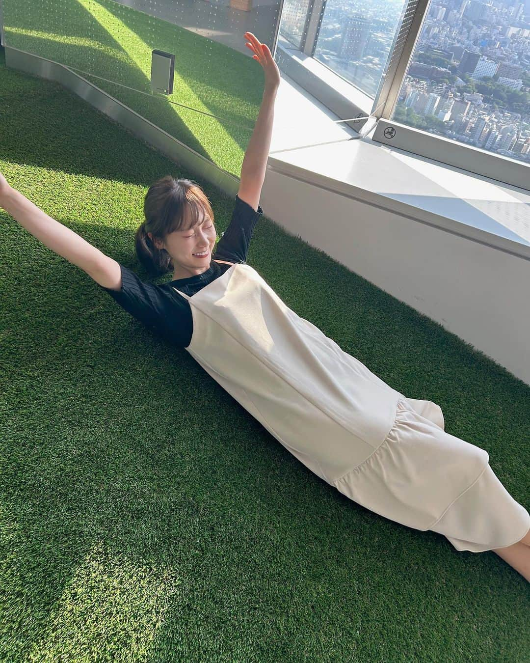 吉田悠希のインスタグラム：「♡ 公園でピクニックではないですよ〜🤭🛝？  本日の中継コーナーでは、 サンシャイン60の最上階にある展望台 てんぼうパーク （ @tenboupark ）をご紹介しました🌿 ⁡ ⁡ 私が1番好きになったエリアは この芝生でいっぱいの”てんぼうの丘” ⁡ レジャーシートも置いてあるので 寝転んだり、座ったり🌼🌼 展望台なので窓の外を見れば景色が楽しいし お天気にも左右されないので お子さま連れのファミリーで賑わっていました🫶 ⁡ ⁡ あと、どこで写真撮っても可愛い🧡 GWや週末のお出かけで迷ったときは てんぼうパークおすすめです☺️ カフェも可愛かったなあ☕️  ┈┈┈┈┈┈┈┈┈┈┈┈┈┈┈┈┈┈┈ ◽️ニッポン放送「辛坊治郎ズーム」 (月)〜(木)15:30~17:30 ⁡ (中継コーナーは16:50頃からです) ┈┈┈┈┈┈┈┈┈┈┈┈┈┈┈┈┈┈┈  #池袋 #サンシャインシティ #サンシャイン60展望台 #子連れお出かけ #おでかけスポット #公園コーデ #展望台 #池袋デート #てんぼうパーク #子連れカフェ」