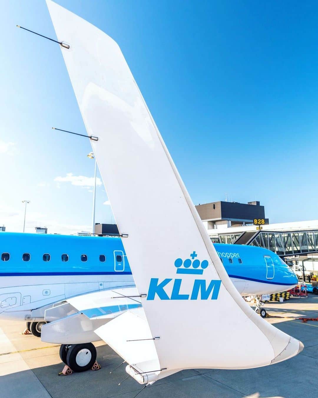 KLMオランダ航空さんのインスタグラム写真 - (KLMオランダ航空Instagram)「Sometimes all you need is a high five!🫸🫷  📸: @mark_wagtendonk   #highfive #klm #royaldutchairlines #embraer」4月23日 22時30分 - klm
