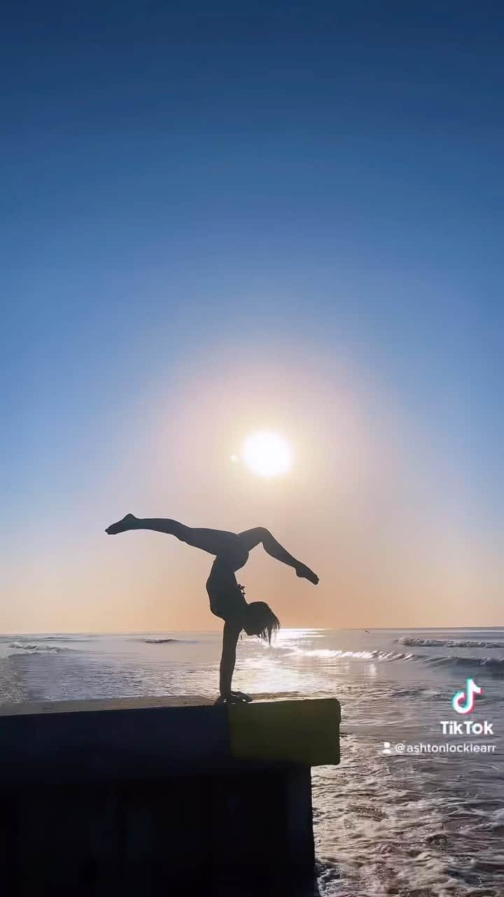 アッシュトン・ロックリアのインスタグラム：「happy😌🤍 #explore #explorepage #exploremore #gymnastics」