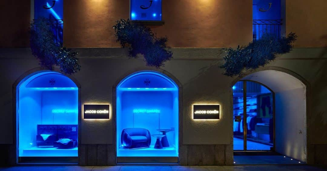 Jacob Cohenさんのインスタグラム写真 - (Jacob CohenInstagram)「On the occasion of Milan Design Week the windows of Jacob Cohën flagship store turn blue to celebrate the new Inedito/Asnaghi for Jacob Cohën – Secret Shapes Collection. 17/26th April 2023 Milan, Via della Spiga 29   #IneditoAsnaghiforJacobCohën #SecretShapes  #JacobCohën」4月20日 22時05分 - jacobcohen_official