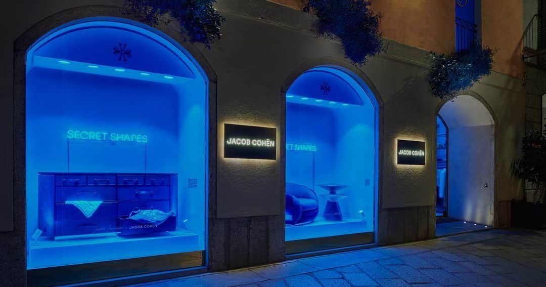 Jacob Cohenさんのインスタグラム写真 - (Jacob CohenInstagram)「On the occasion of Milan Design Week the windows of Jacob Cohën flagship store turn blue to celebrate the new Inedito/Asnaghi for Jacob Cohën – Secret Shapes Collection. 17/26th April 2023 Milan, Via della Spiga 29   #IneditoAsnaghiforJacobCohën #SecretShapes  #JacobCohën」4月20日 22時05分 - jacobcohen_official